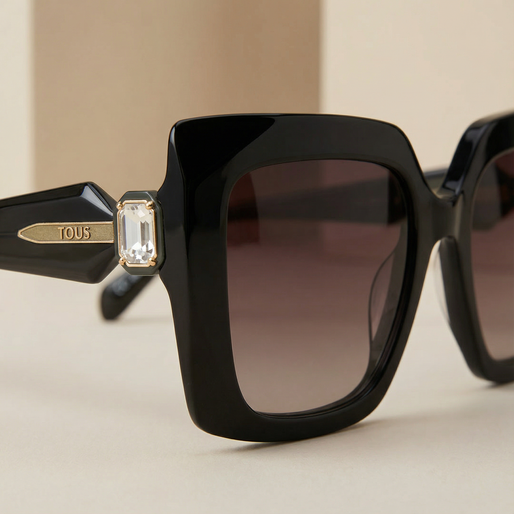 TOUS · Elegancia Esculpida en Negro Cristal