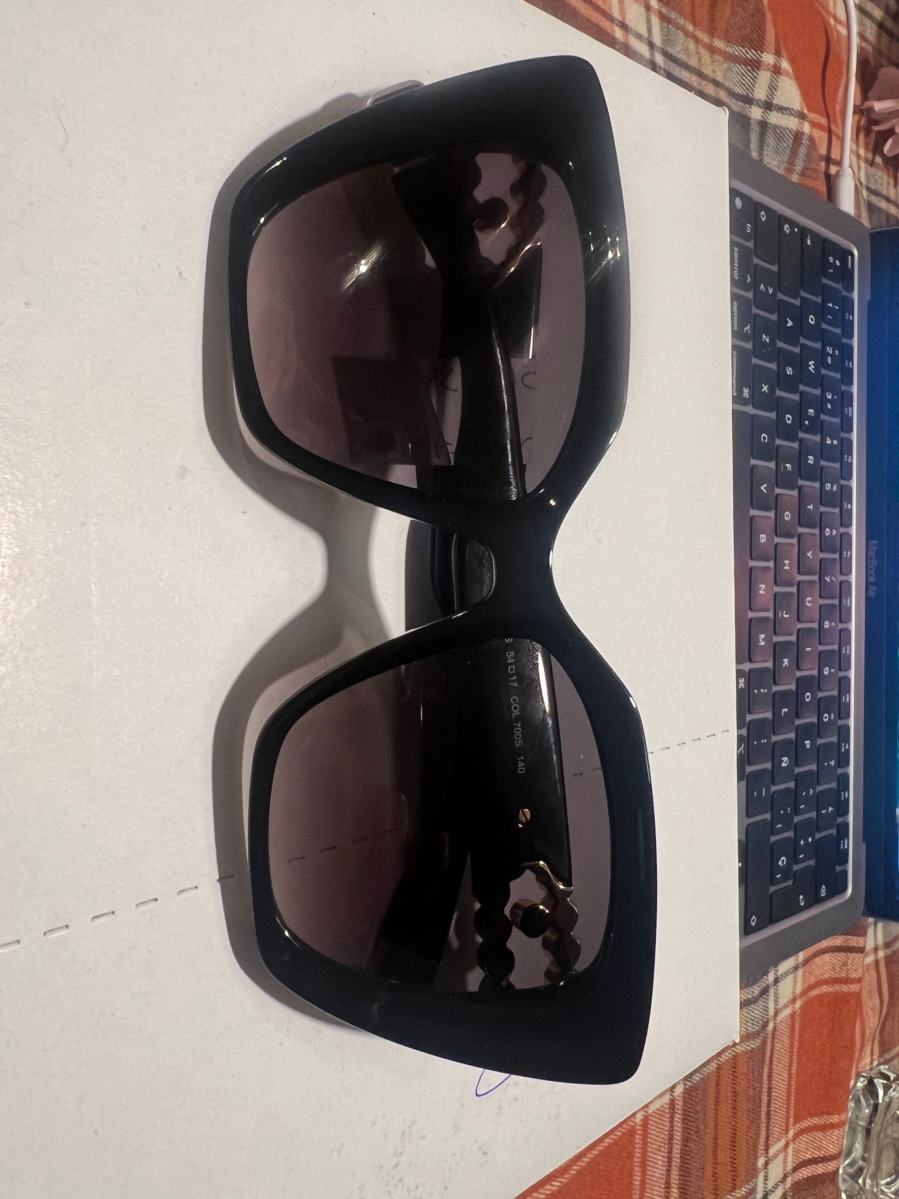 TOUS · Elegancia Esculpida en Negro Cristal