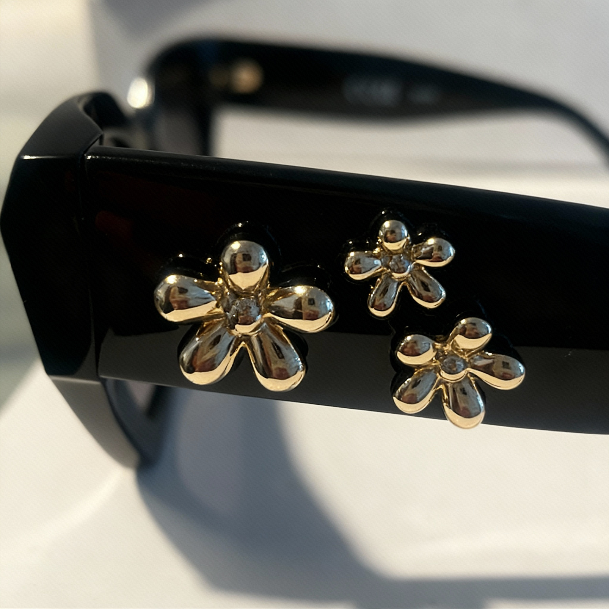 TOUS Negras Oversize con Detalle Floral Dorado