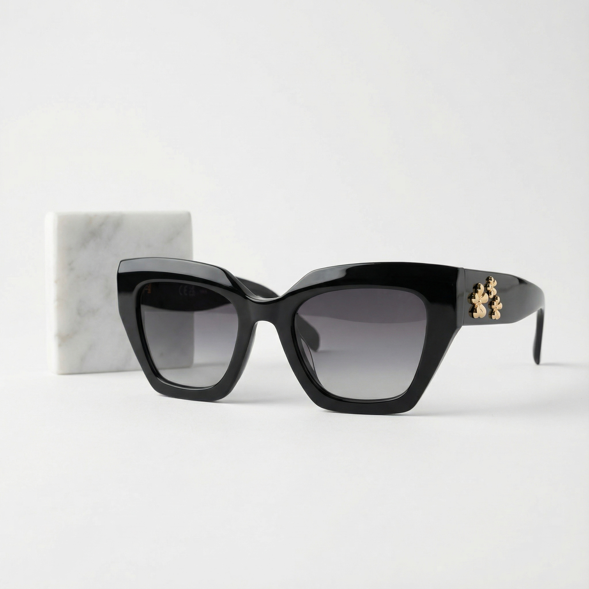 TOUS Negras Oversize con Detalle Floral Dorado