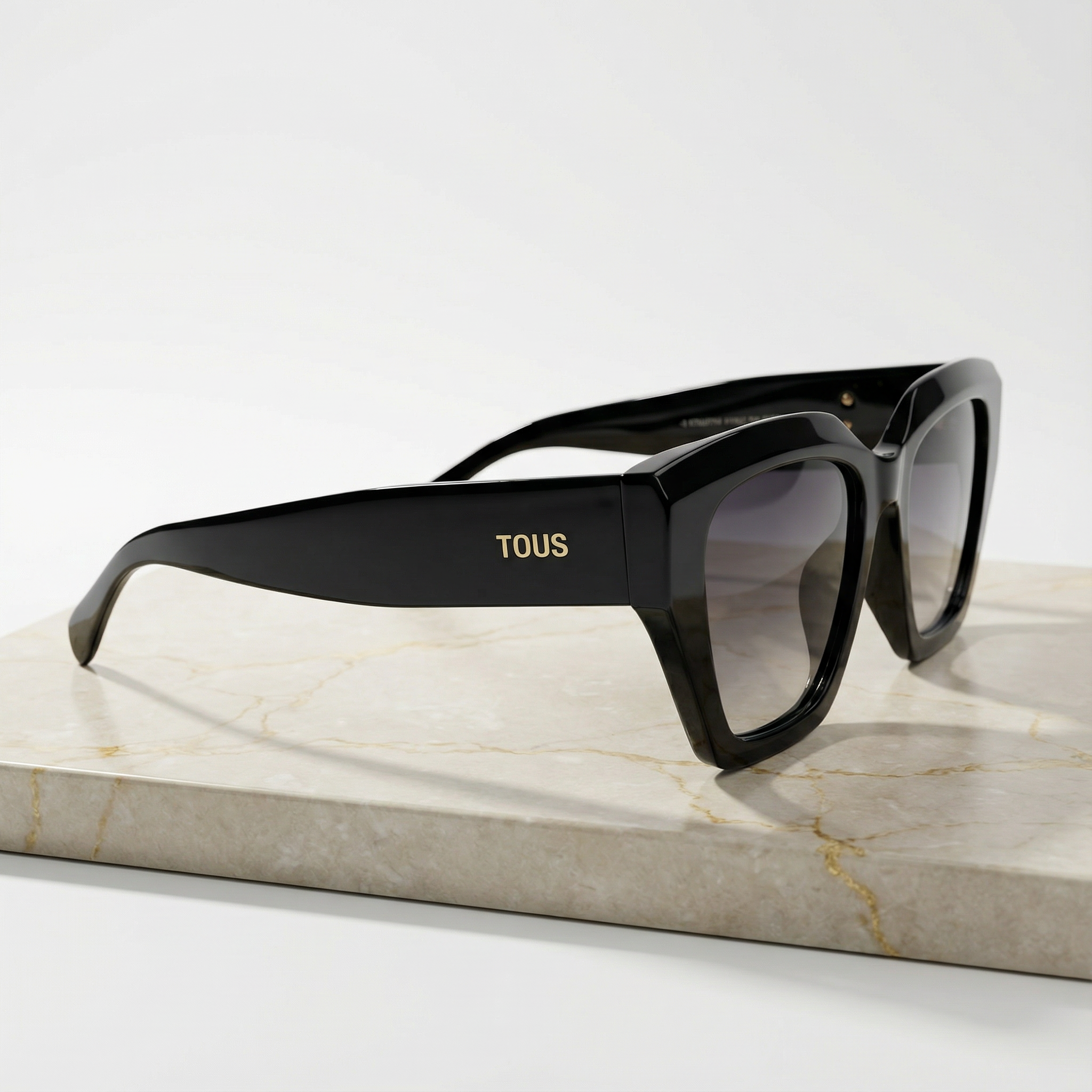 TOUS Negras Oversize con Detalle Floral Dorado