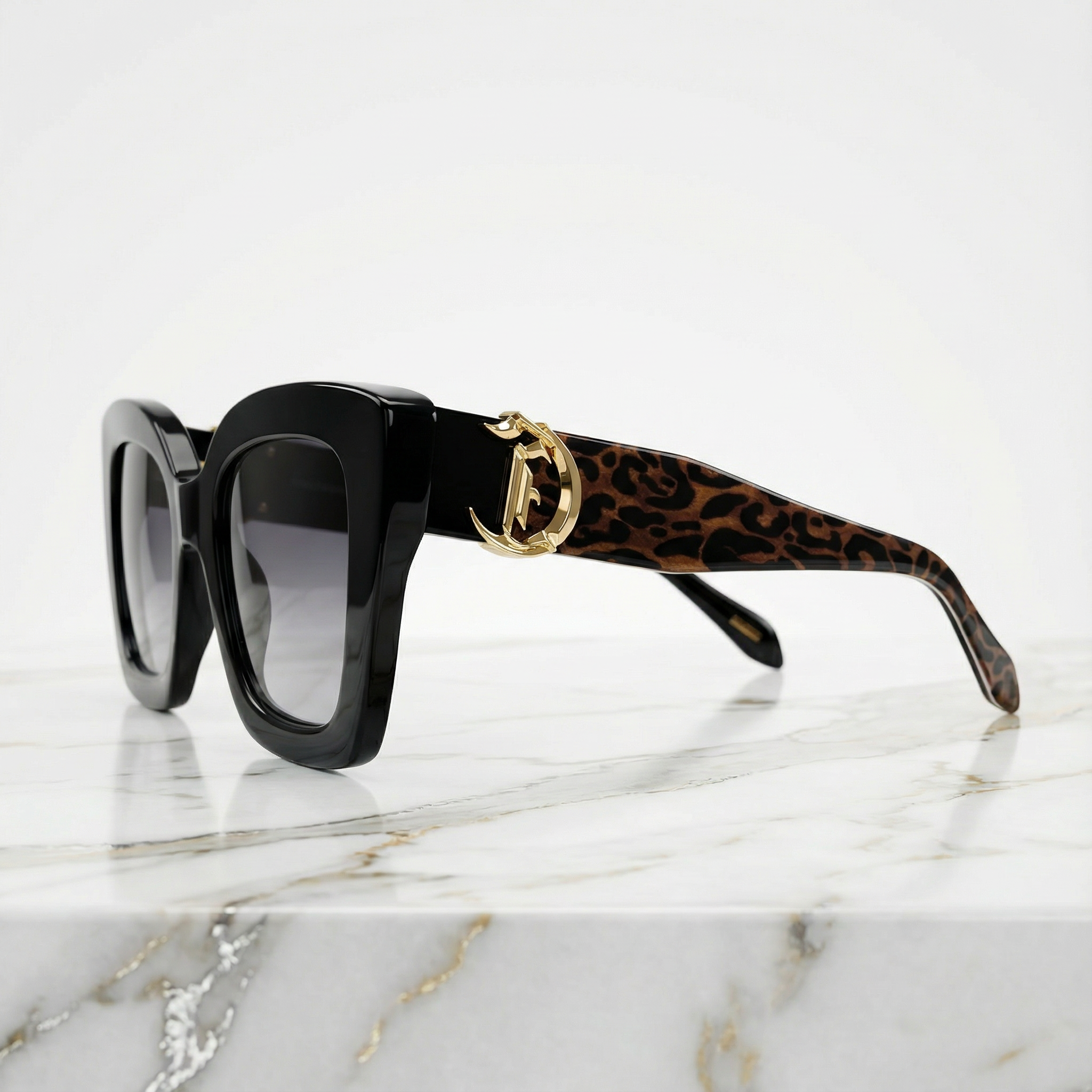 Just Cavalli– Montura Negra con Detalle Dorado & Patilla Animal Print