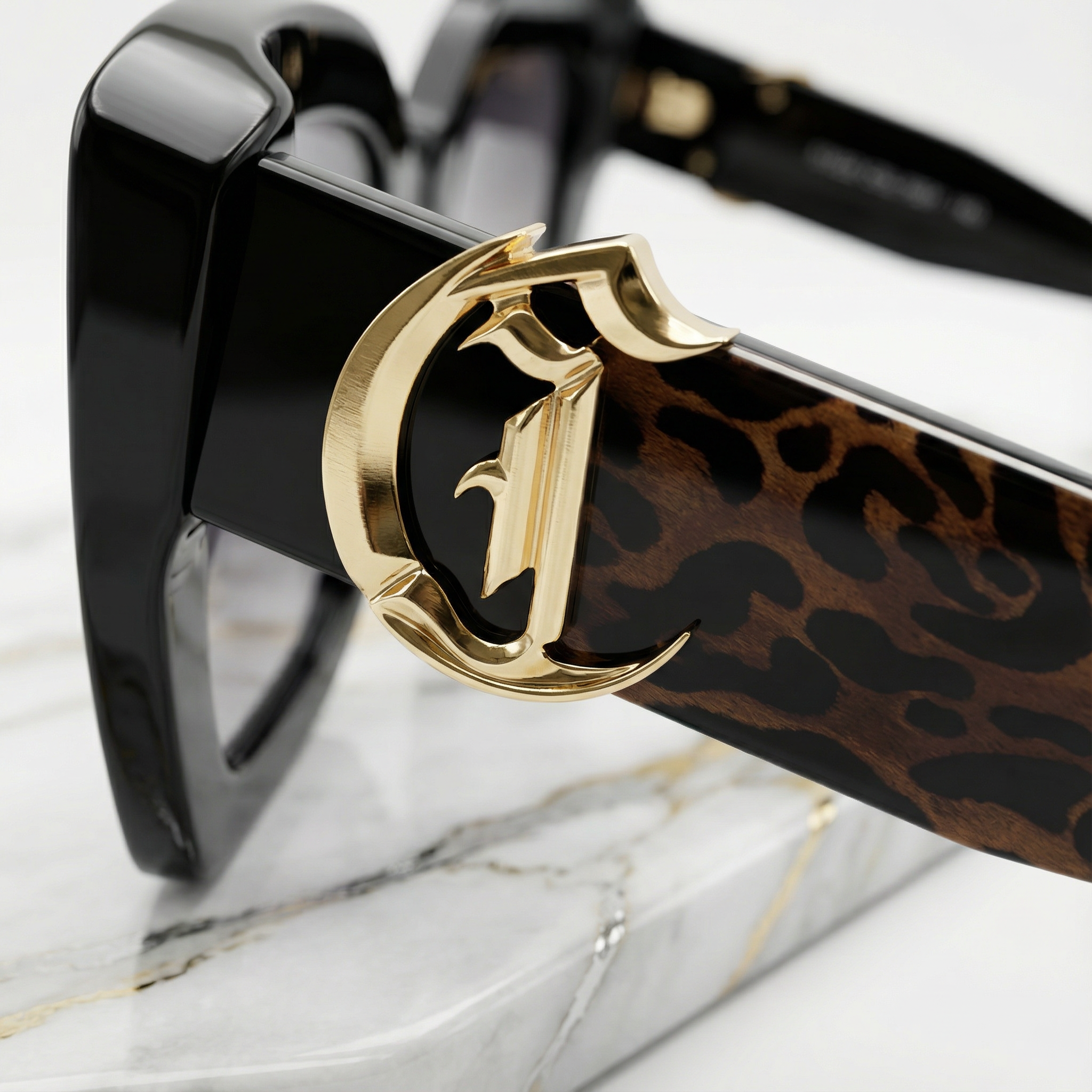 Just Cavalli– Montura Negra con Detalle Dorado & Patilla Animal Print